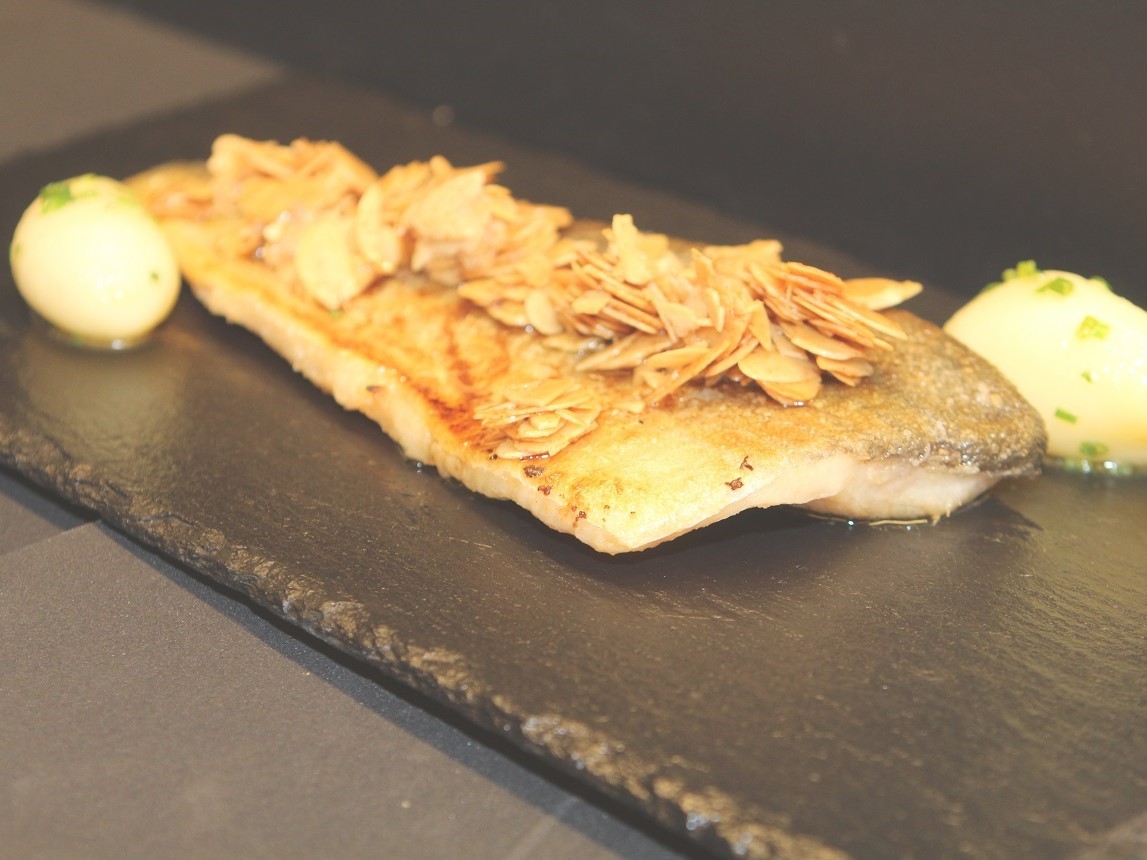 Filets de truite "façon meunière" avec pommes de terre vapeur Filets de truite "façon meunière" avec pommes de terre vapeur